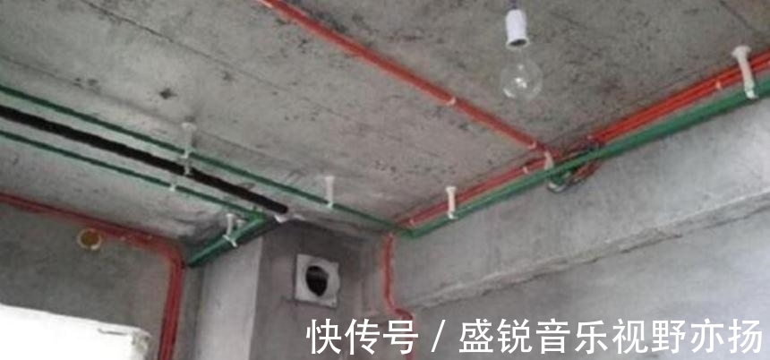 业主|业主说现在水电都是走顶的，不走地了，而师傅的反问很现实