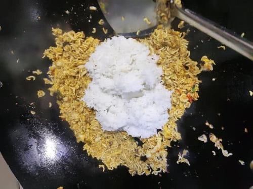 泡面|泡面蛋炒饭解锁创意炒饭,味道真不是一般的香