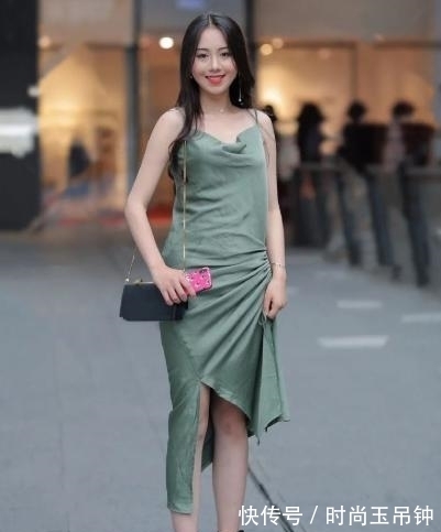 秋天 秋天来了如何穿裙子?藏青色连衣裙搭配高跟鞋,清新脱俗