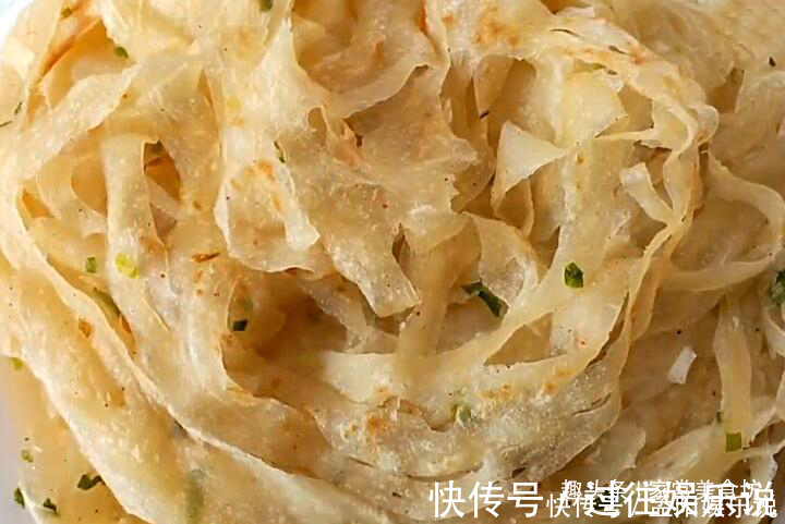 烙饼时，很多人都忽略这一步，难怪大饼不鼓起没层次还很硬