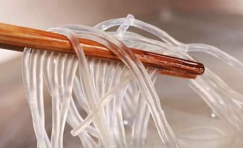 炒粉条时,焯水后不能直接炒,教你此做法,粉条根根分明,不成坨