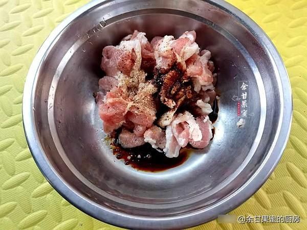 胡萝卜|见到这肉我就买，切片加香料腌一腌，入锅不用加水，上桌就被夸