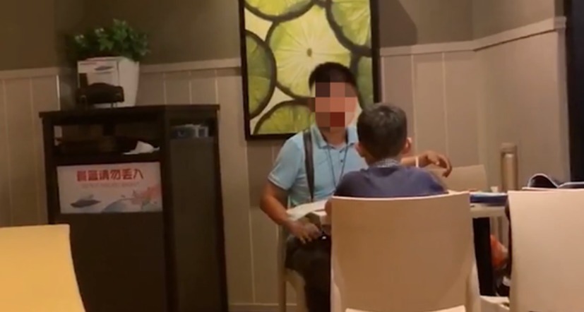 孩子|看到餐厅这对母女“窒息一幕”,才明白有的孩子,一辈子富不起来