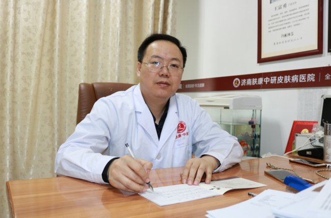 济南肤康中研皮肤病医院|患上银屑病到底是怎么个情况？日常生活中，预防银屑病做到这4点