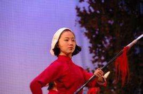 刺中|古代长枪上为何要挂红缨并非为了好看，等刺中敌人的时候就懂了