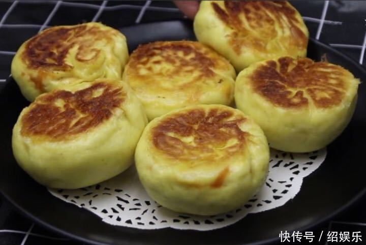 半颗白菜加1碗玉米面,锅内煎一煎,10分钟出锅,营养又好吃