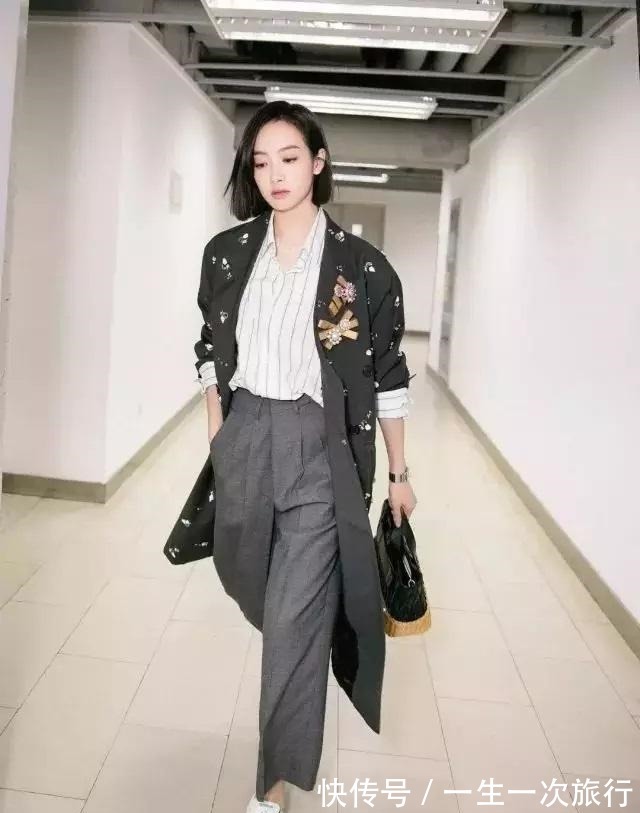 子女生 今秋火了一种穿法,叫“风衣+九分裤”,显高遮肉,小个子也能穿!