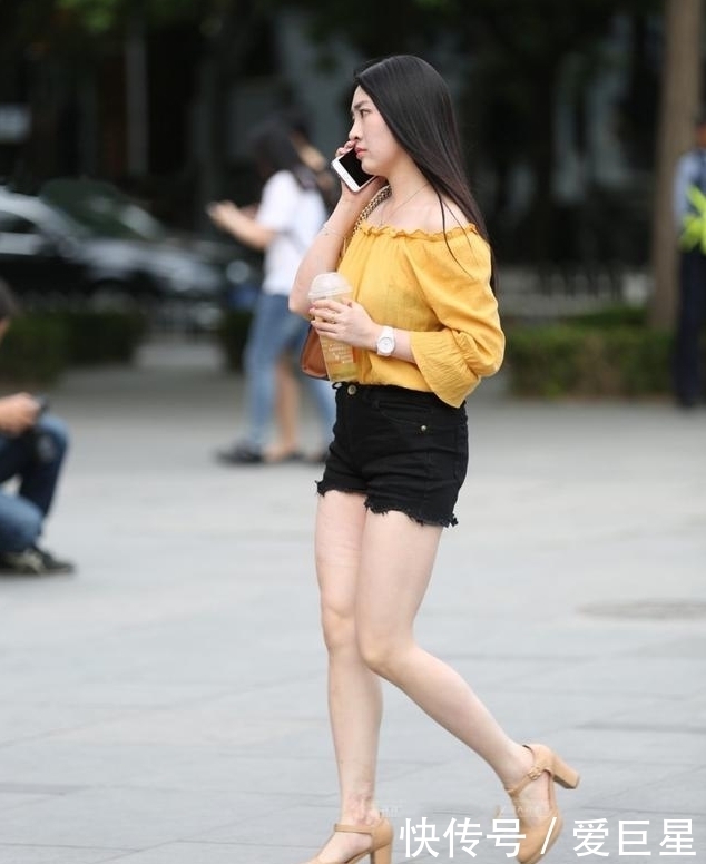 街拍：美女黄色一字肩上衣配短裤，身材丰腴，墨发如瀑，清秀动人