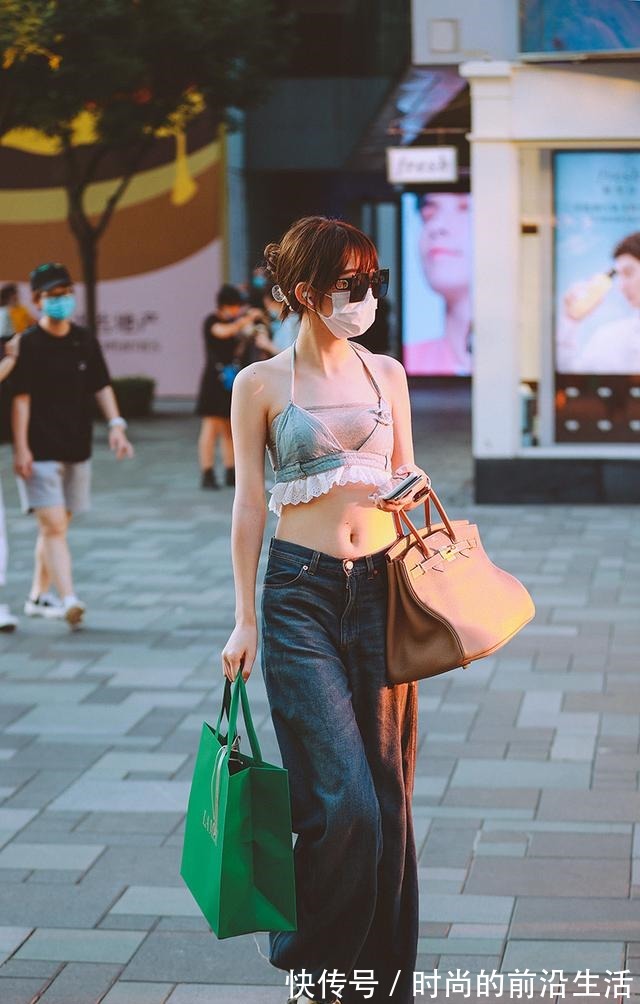 瑜伽裤","m":"7405088bf8c37eeeb2fa5d002c4dde73e99e28ee","nlabel":"stat_3045740437:zm.news.so.com:576O6aOf5rS75Zyw5Zu+,pageType_zmt,glevel_3","ntag":"tfashion;sfashion_时尚;kfashion_1:穿搭;kfashion_1:瑜伽裤;call_P:全类:时尚