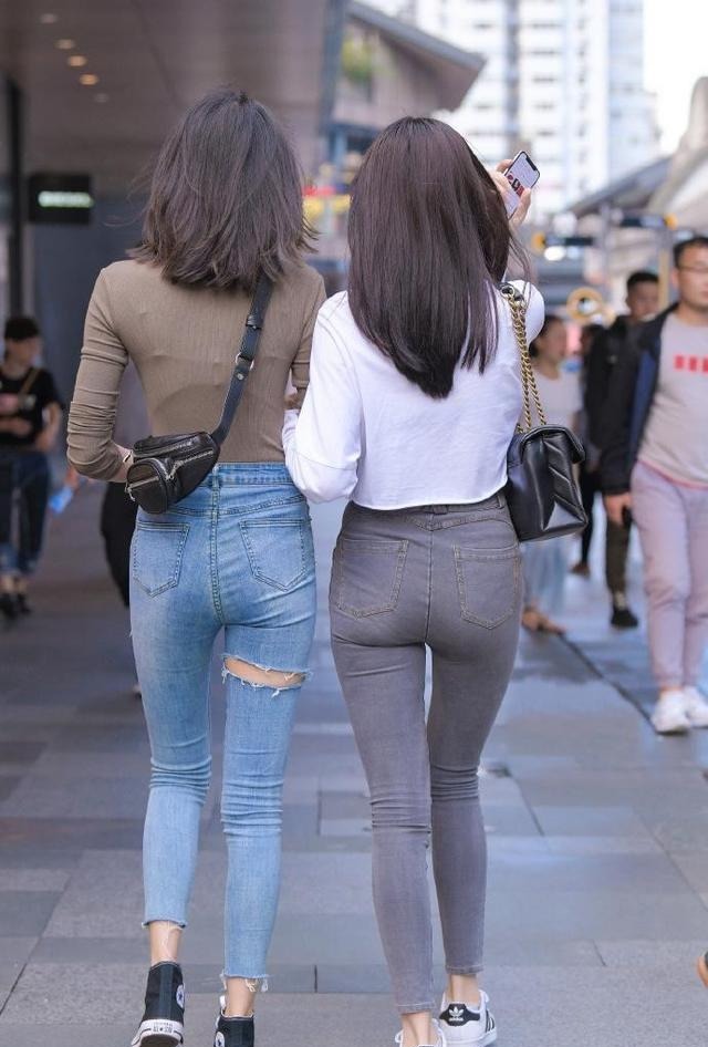 穿着选择时髦,与闺蜜一起展示出众的外表美