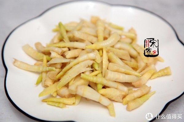 竹笋炒肉|一大早，妈妈送来一袋子“竹笋”，这么小的竹笋，到底能不能吃？