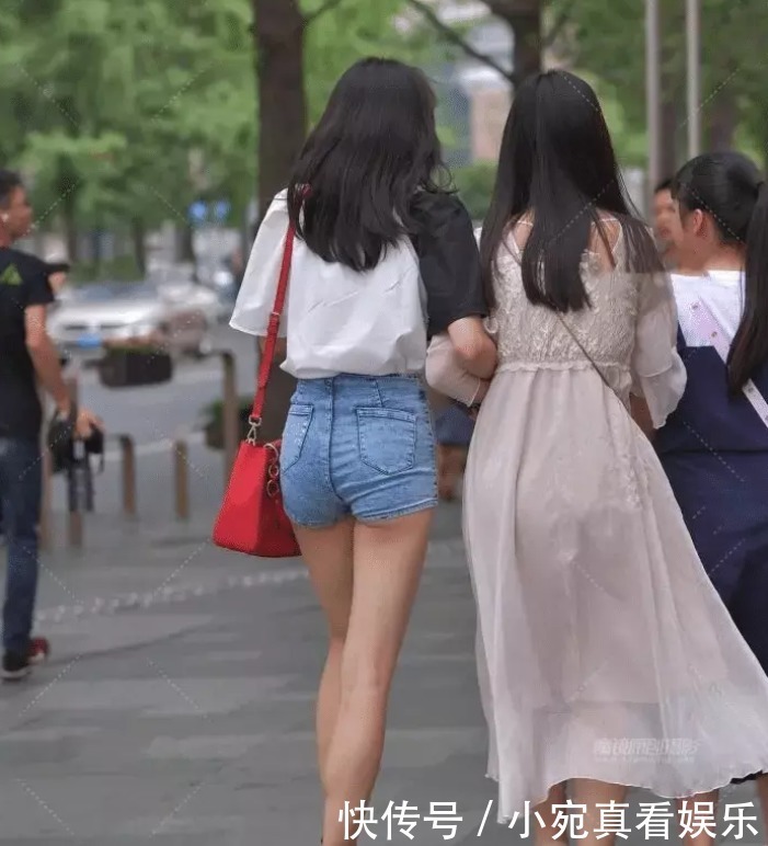 桃花|一点丹唇樱桃蔻,一抹腮红桃花妆,如出水芙蓉般的牛仔短裤穿搭