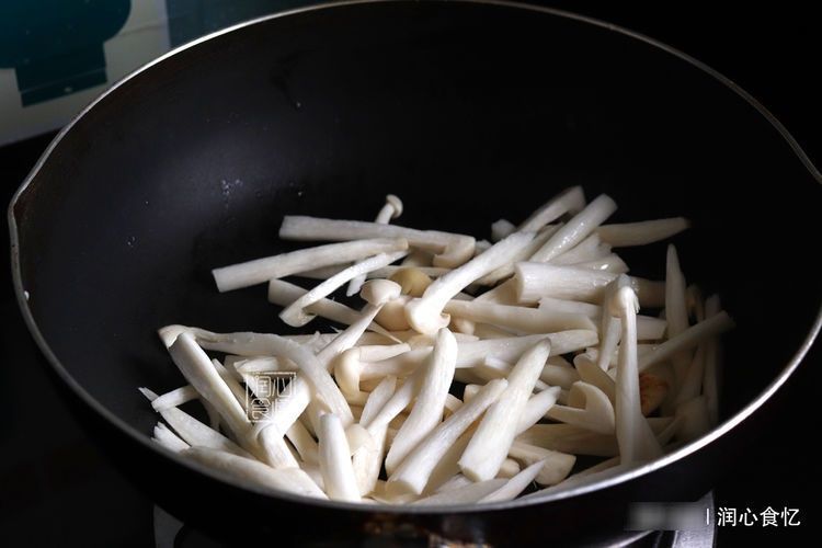 成本|夏天,丝瓜和海鲜菇一起煮,成本不过6元,喝着比海蛎汤还鲜美