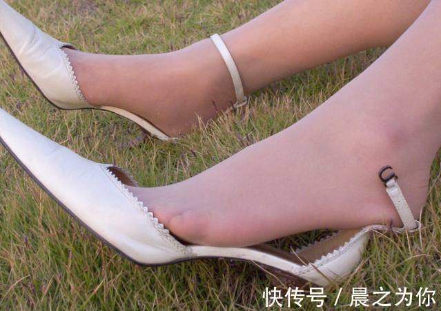 高跟鞋 薄款丝袜遇上尖头高跟鞋,淡雅气质迷人脚步