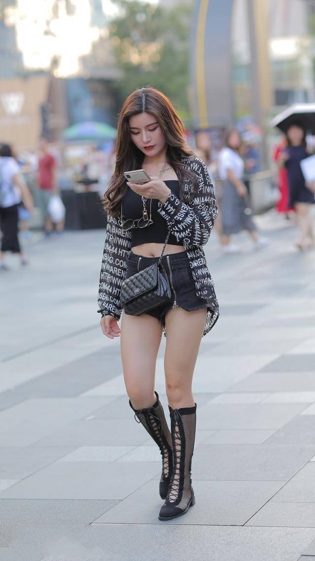衬衫|黑色牛仔裤搭配衬衫,洋气的穿搭,轻盈时尚又美丽