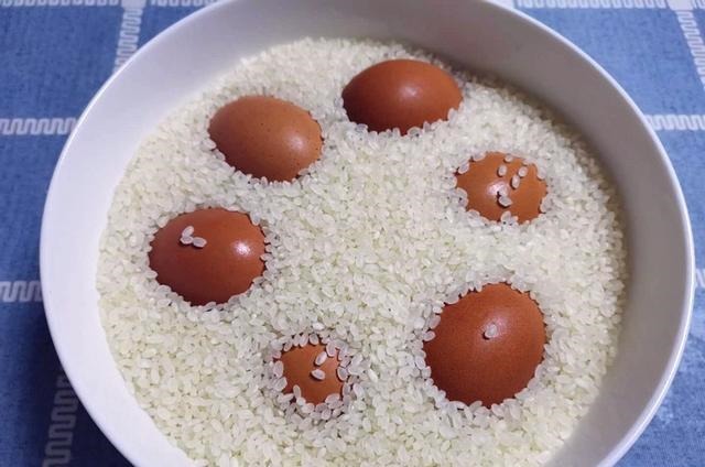 吃不完的鸡蛋，不要放冰箱里！养殖户教我土方法，放1年照样新鲜