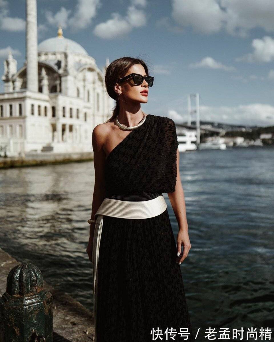 蝙蝠翼 2022 年 40 年后的女性时装:女性化和时尚的模特