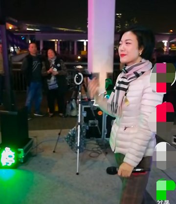 星光大道冠军在街头卖唱，多人围观显凄凉，曾和李谷一春晚合唱