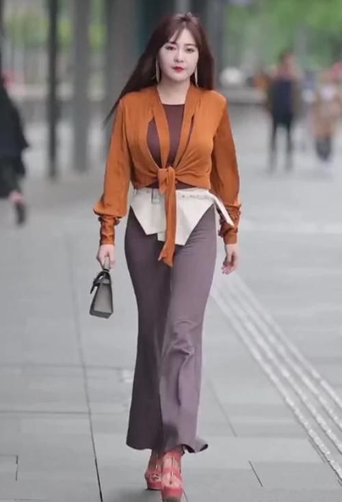 小姐姐 美女来袭,连体裤搭配薄纱外套,轻松秀出完美好身材