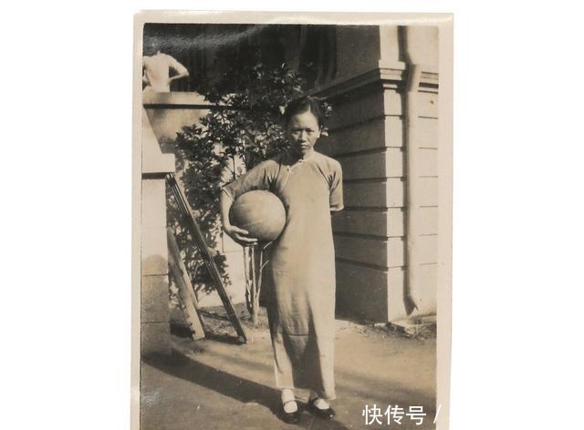 民国|民国女性健美宣传画,还有手抱篮球的女孩子,老照片里记录的故事
