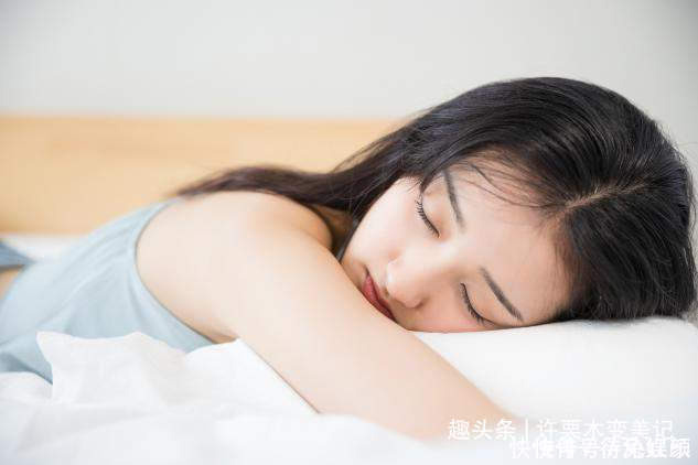 女人睡觉时，要扎发还是散发我做错多年，难怪掉发快，发际线高