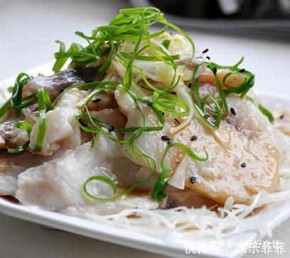 简单家常菜:麻辣干锅小土豆,平锅大鲫鱼,豆角肉末拌面