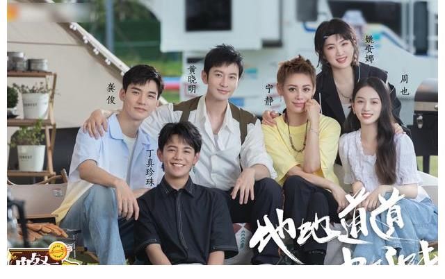 婚纱照|黄晓明晒与家人合照，现场未见baby和小海绵，身后婚纱照成功抢镜