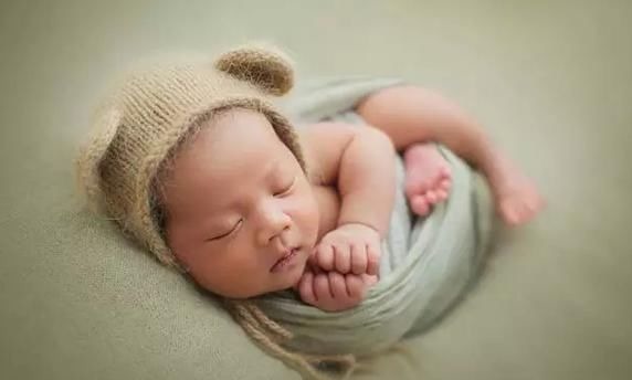 医生|8个月大宝宝接种疫苗,表情太丰富医生不忍心,网友:奥斯卡影帝