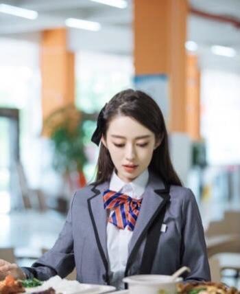 穿搭|吉娜身材绝了,生完娃后身材没变样,吊带配透视修身衣精致又时髦