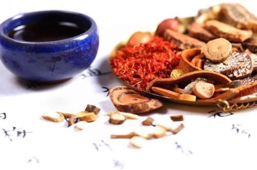 何首乌|老中医提醒别瞎吃中药进补,4类中药若使用不当,最易伤肝肾