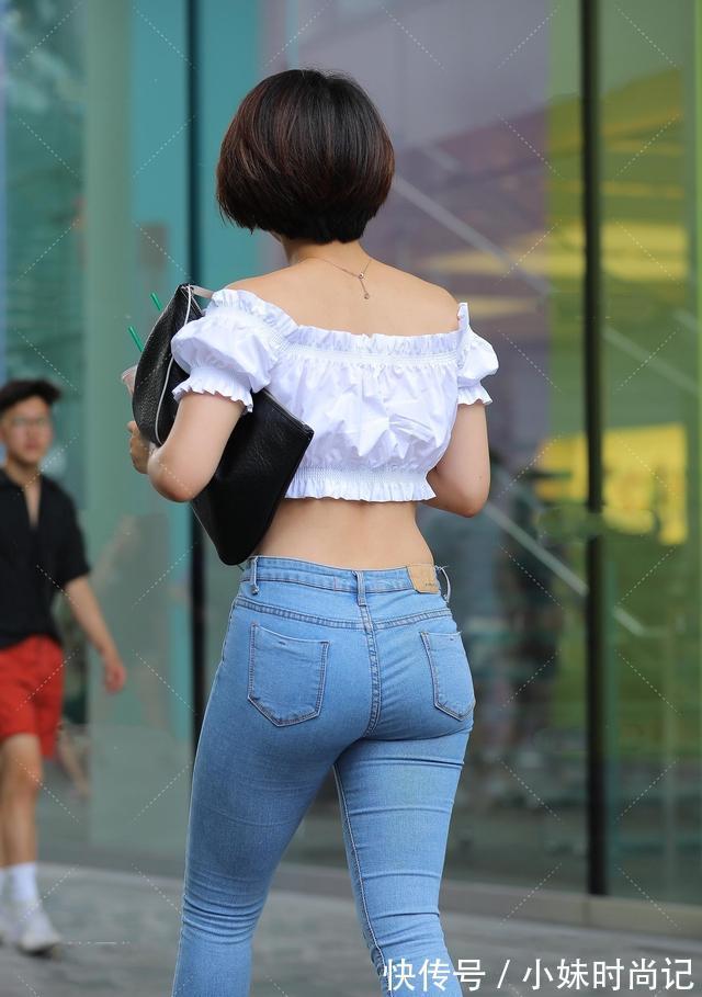 紧身牛仔裤 街拍:短发的女人,适宜穿一件短款体恤搭配紧身牛仔裤的装扮!