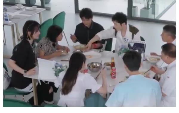 黄晓明|《中餐厅》节目中，黄晓明被批太做作