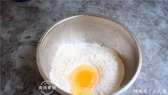  油条自己在家做，蓬松香软又清爽，好吃不油腻，比市售的健康