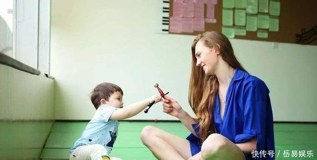 老爸|为了让儿子戒掉游戏，父亲买号在游戏中追杀儿子，网友：硬核老爸