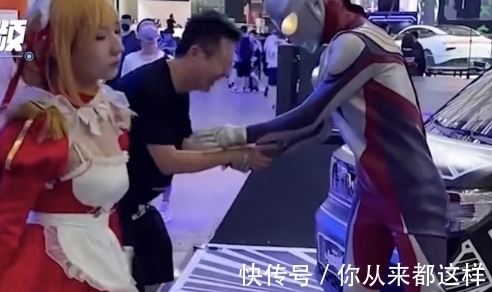 男子|上海某漫展,一位男子的行为令人哭笑不得,网友:他肯定是单身!