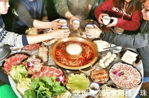 生理痛|在月经期间,容易流出一股血块是什么?是身体在排毒吗?建议看看