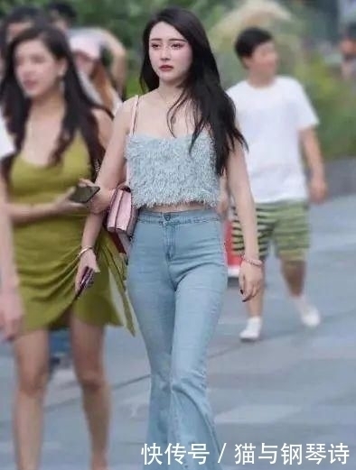 牛仔裤简约的风格散发出迷人的气息,展现出女性的优雅气质