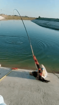 |搞笑GIF:这模特脚崴了还能继续走路?