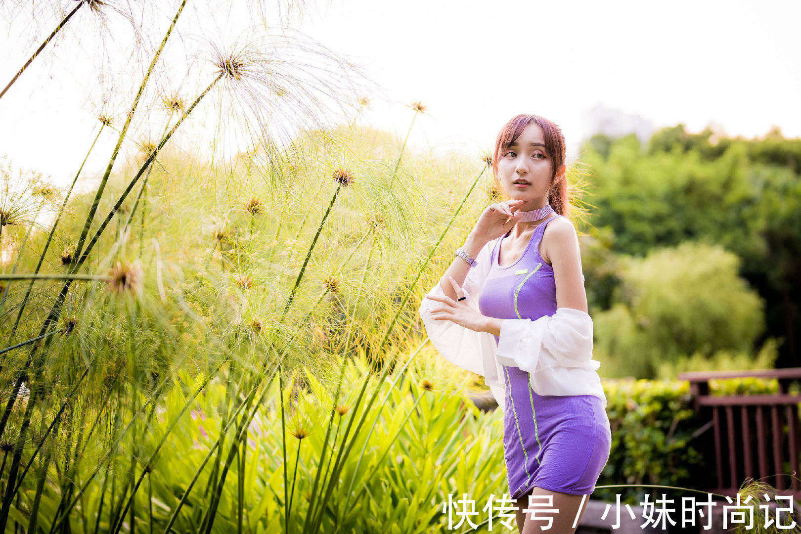 时尚感 吊带裙简单的设计不挑人,也很容易穿出时尚感