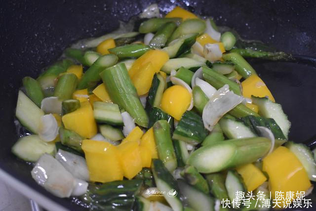  清甜|天热多吃蔬菜补充维生素，四种蔬菜一起炒，脆嫩清甜爽口