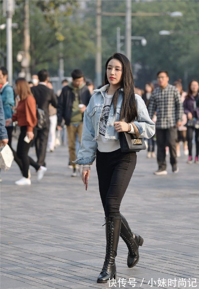美女 街拍:美女黑色修身牛仔裤搭配黑色长靴,有层次感,显得非常漂亮