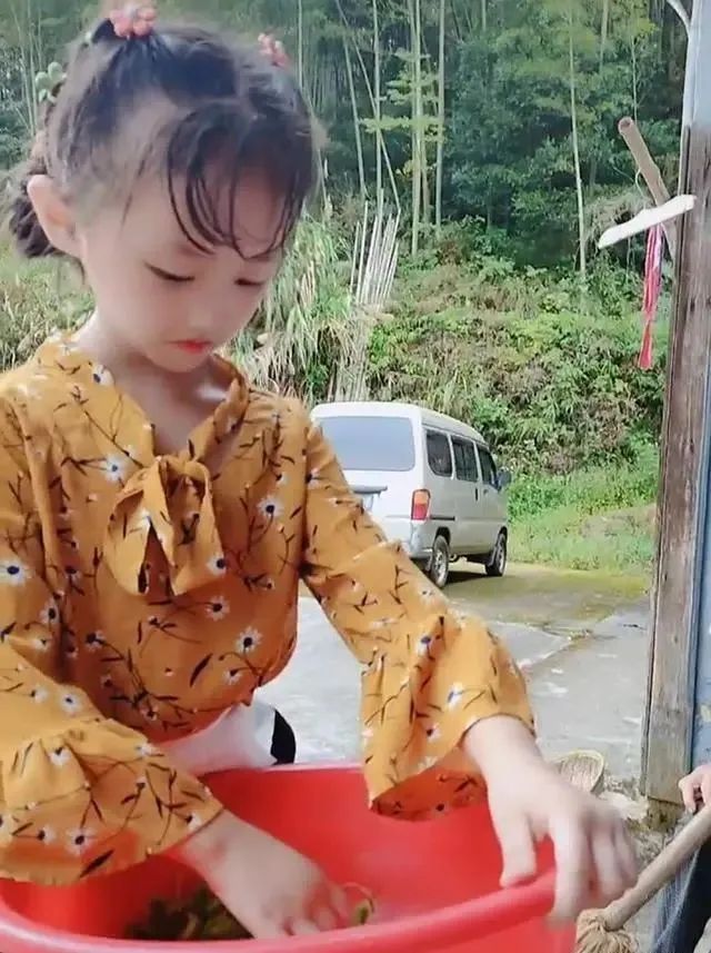 “最淡定爸爸”网络走红,被女儿打扮成“佛陀”,依旧埋头玩手机