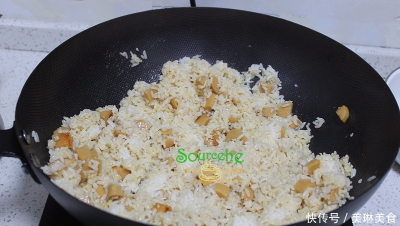 儿子最爱吃的炒饭,只需3种食材5分钟出锅,粒粒分明,出奇美味