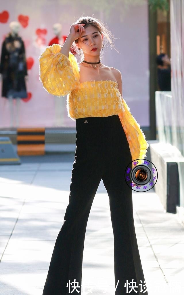 搭配|百搭不厌的小黑裤,搭配一字肩上衣,时髦洋气又好看