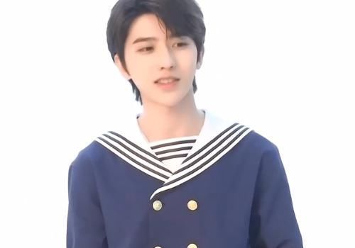 蔡徐坤发视频感谢兄弟团,故意单独点名baby,分清楚的男孩