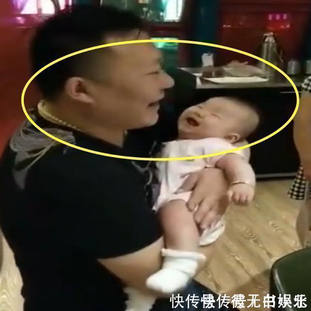 婴幼儿|舅舅第一次抱宝宝，接下来宝宝的动作，把全家人逗笑了