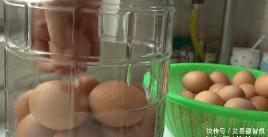 怎样腌出不咸又个个起沙流油的咸鸡蛋?40年的土方子,超简单