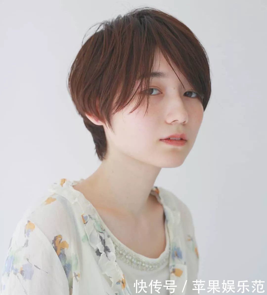 搭配|流行的这些短发发型设计搭配,每一款都很减龄!