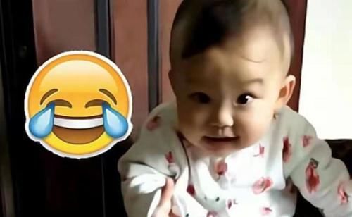 萌娃|萌娃看到一个月未见的妈妈,激动成“表情包”,娃多大能认出妈