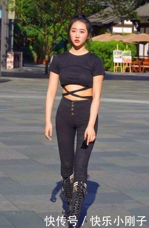 辣妈身穿一套露脐装，大气优雅，成为时尚界的翘楚